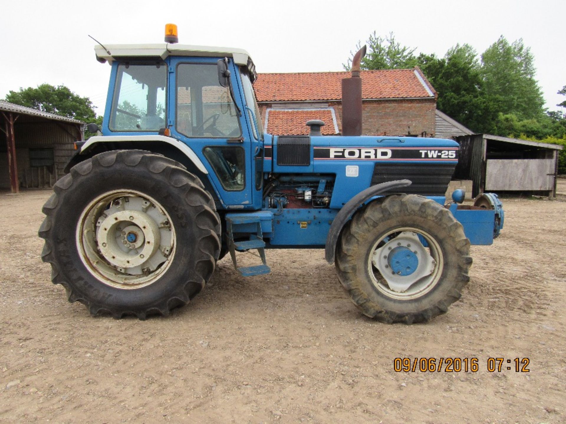 Ford TW-25 II, 4 wheel drive, H67 XEW, diesel, 8,776 hours, front weight tray, - Image 2 of 8