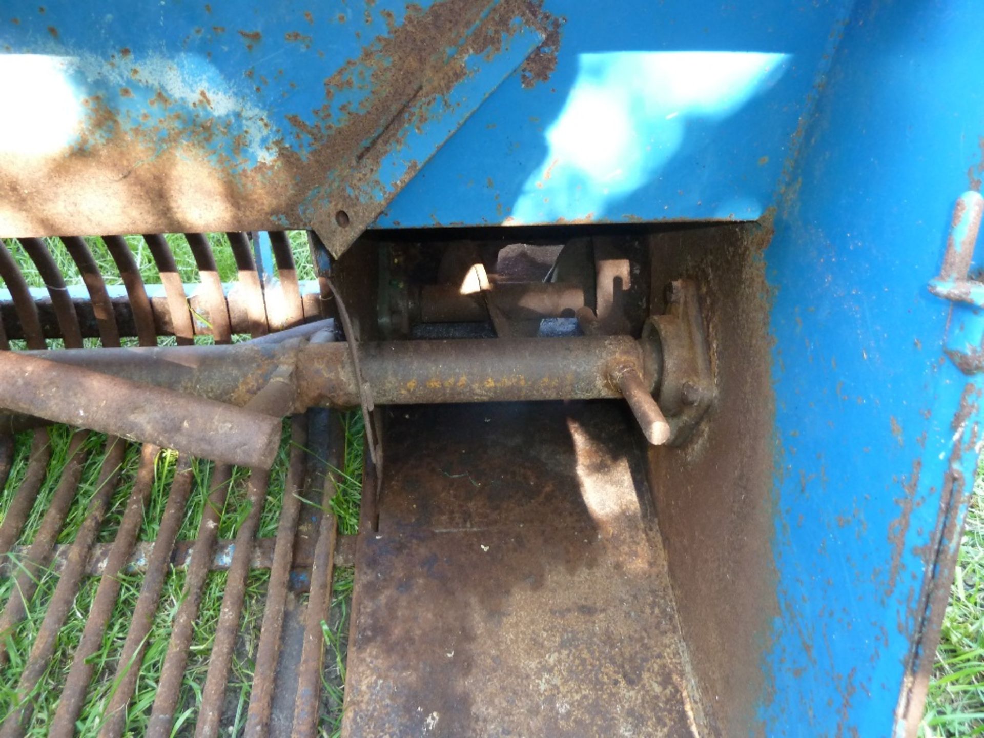 Landmec Cleana-Feed, root feeding bucket, 3pt linkage, mounted (adapted), hydraulic driven. - Image 5 of 7