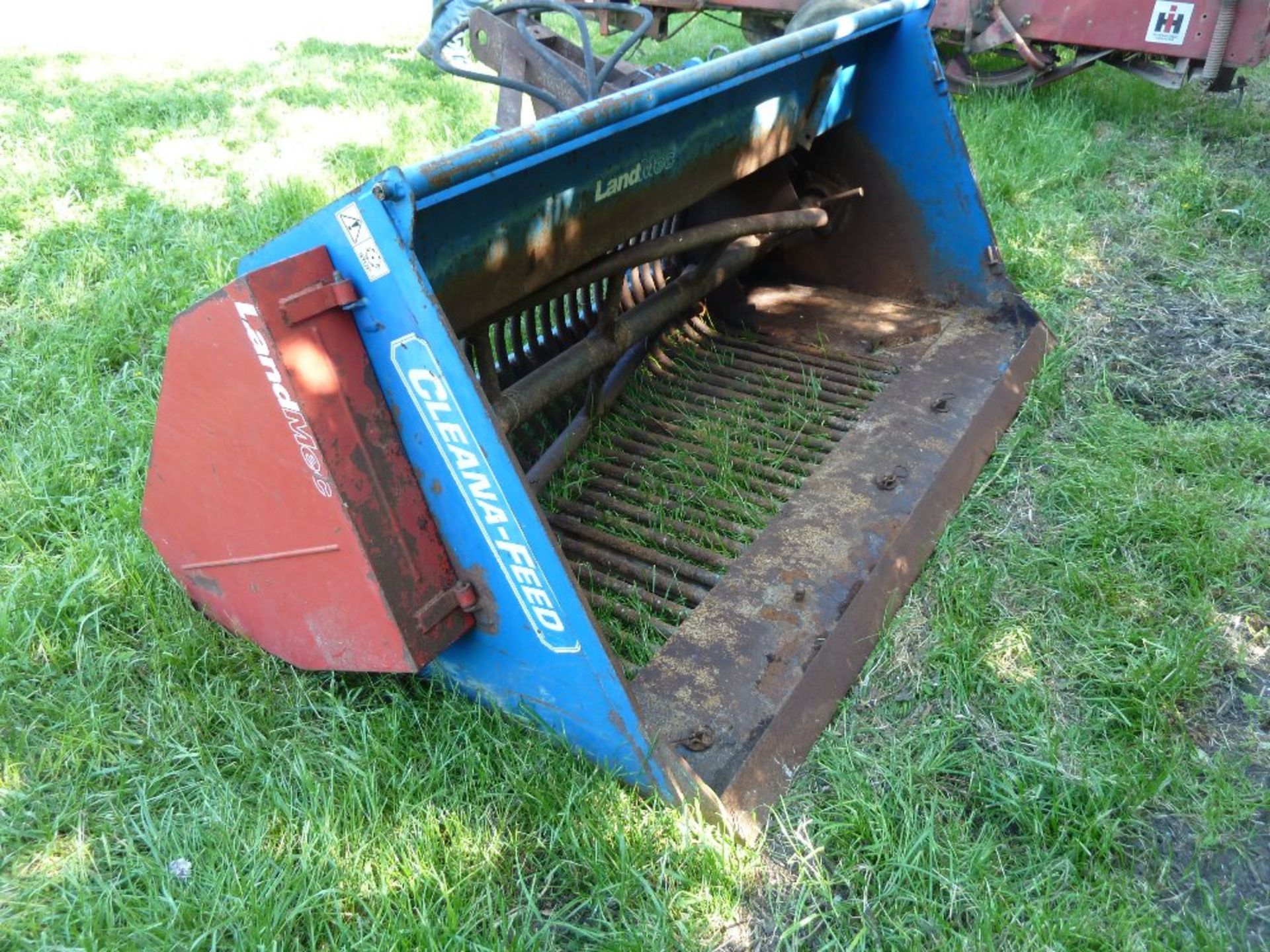 Landmec Cleana-Feed, root feeding bucket, 3pt linkage, mounted (adapted), hydraulic driven.