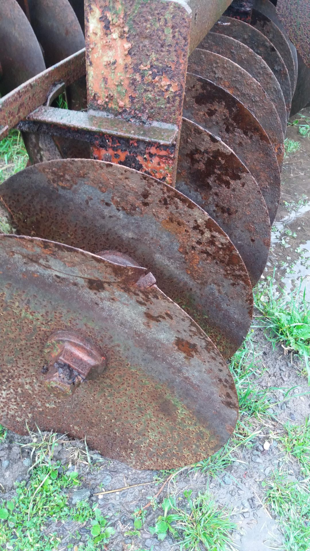 Hyd set of discs minor damage to a disc or two. Stored near Bardwell. No VAT on this item. - Image 2 of 2