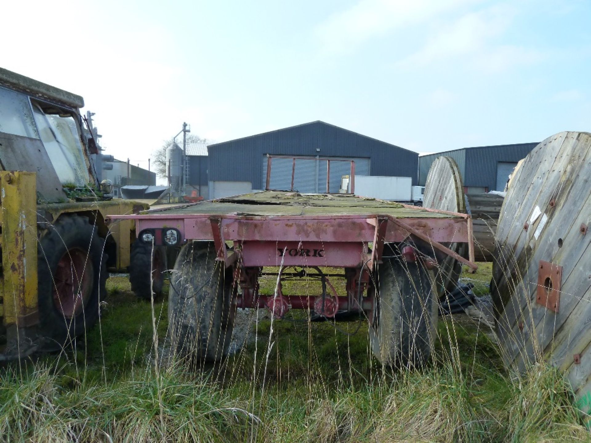 30' flat trailer, front bogie, rear single axle sprung, floor requires attention, - Image 4 of 4