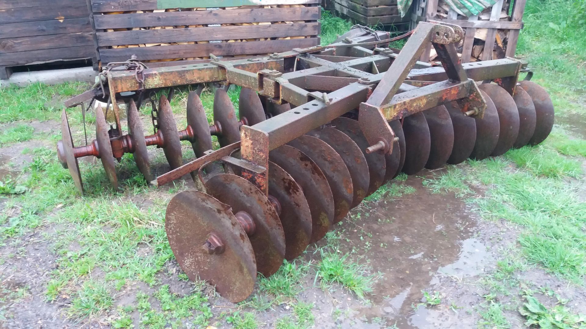 Hyd set of discs minor damage to a disc or two. Stored near Bardwell. No VAT on this item.
