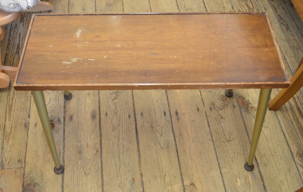 An Oak kneehole bureau and occasional table - Image 2 of 2