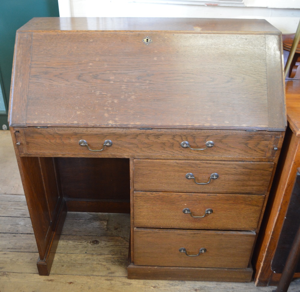 An Oak kneehole bureau and occasional table