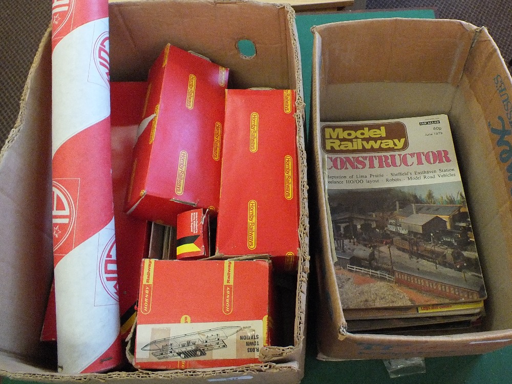 Four boxed Hornby R400 Signal Control sets, Operating Breakdown Crane,