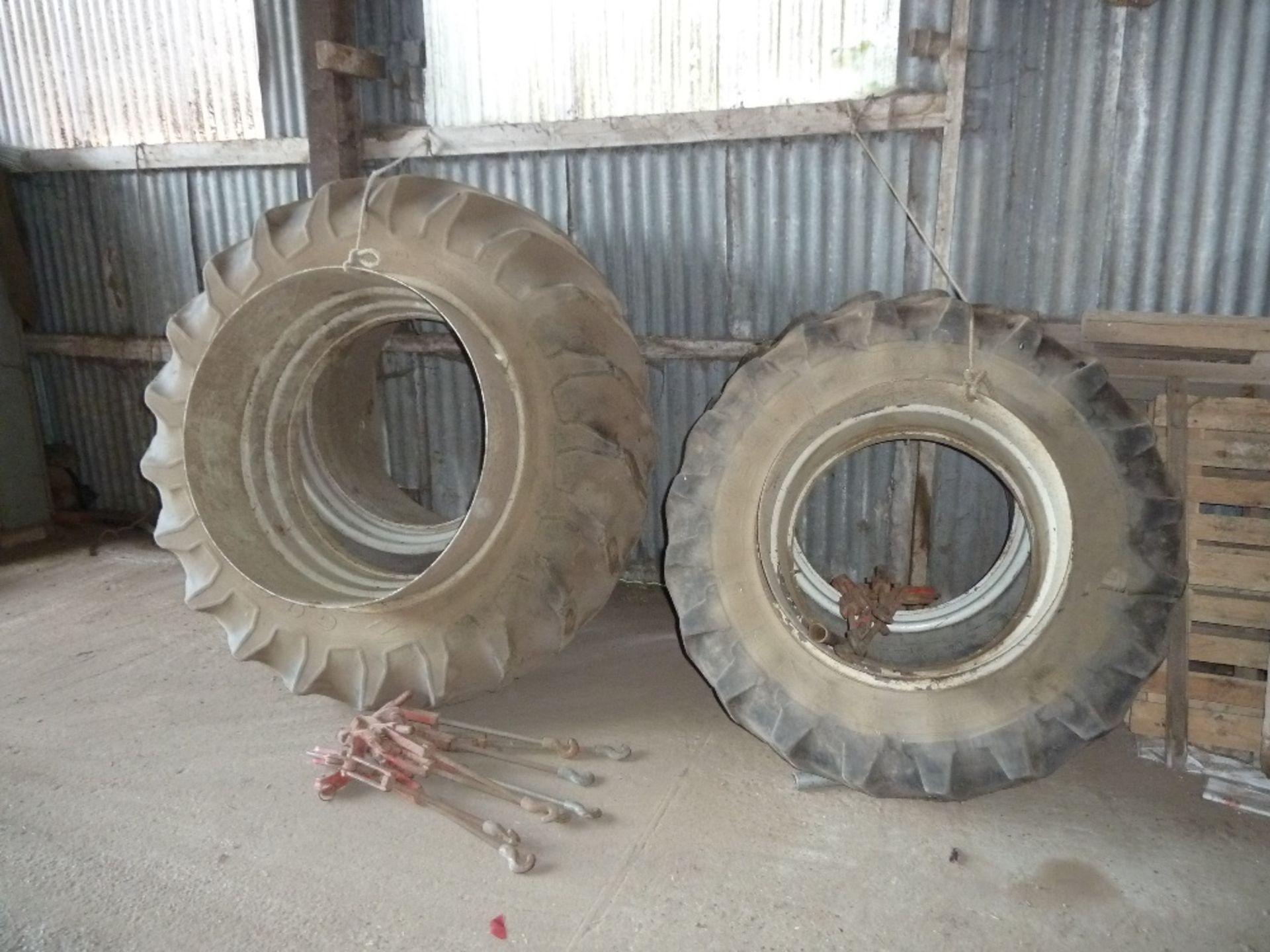 Stock dual wheels, 18.4-38 rears, 14.9 R28 fronts, 12 clips, tyres 10%. Stored near Mutford.