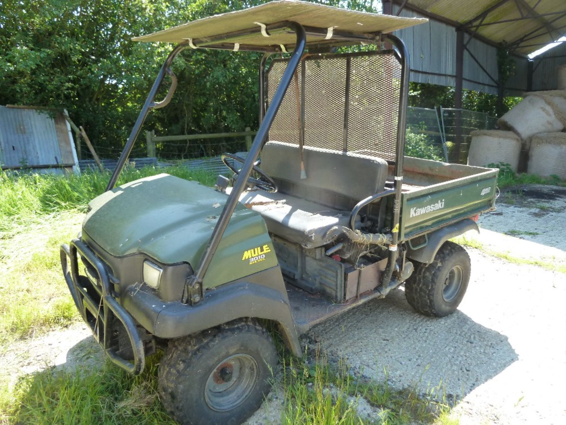 Kawasaki Mule 3010 Diesel 4WD, Roll Cage, manual tipping buck, showing 3400 hrs, seat ripped, - Image 4 of 8