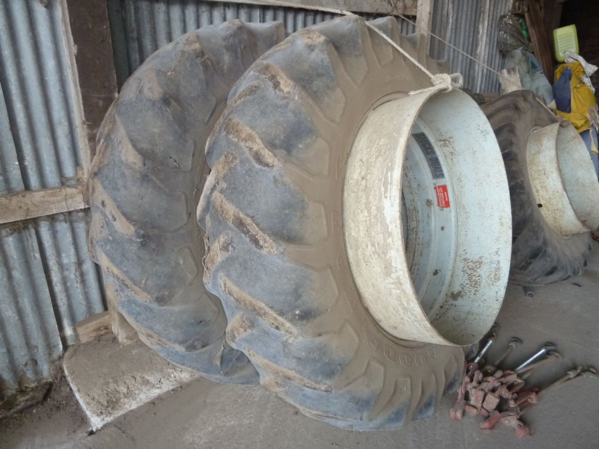 Stock dual wheels, 18.4-38 rears, 14.9 R28 fronts, 12 clips, tyres 10%. Stored near Mutford. - Image 3 of 3