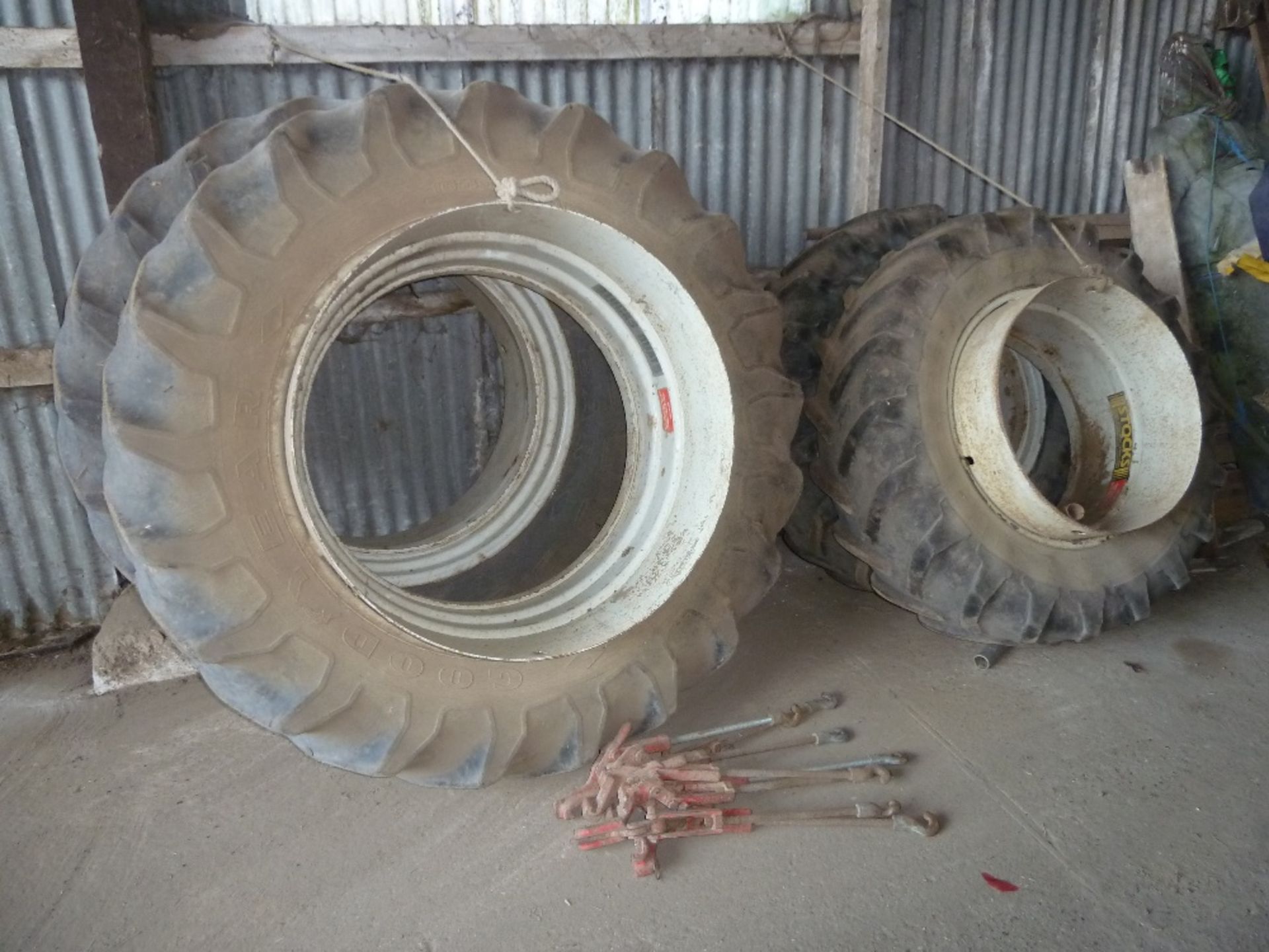 Stock dual wheels, 18.4-38 rears, 14.9 R28 fronts, 12 clips, tyres 10%. Stored near Mutford. - Image 2 of 3