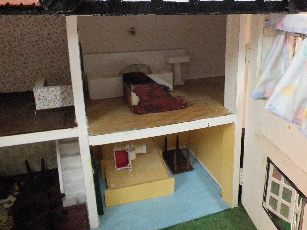 A wooden dolls house and furniture - Image 3 of 3