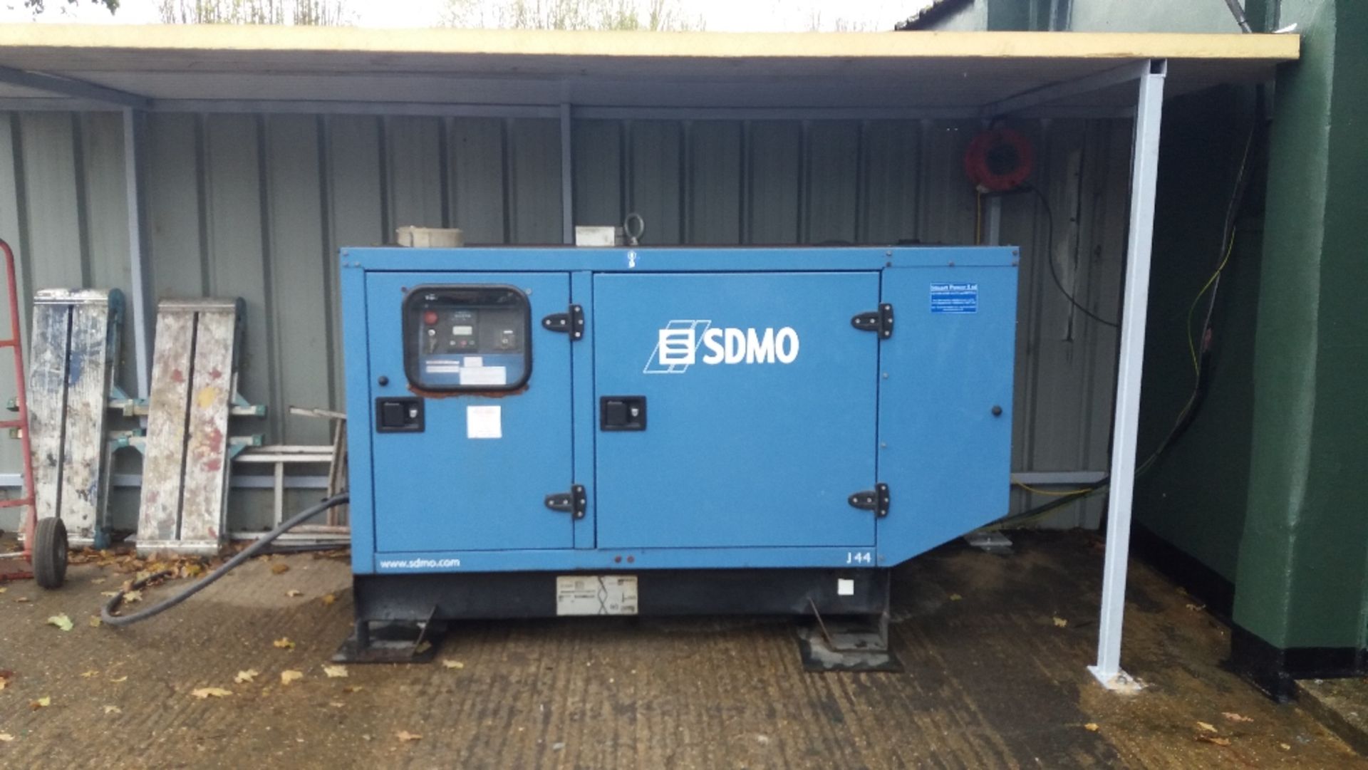 SDMO, 44 KVA 3ph, man. date 2006, John deer engine and auto start for stand by use.