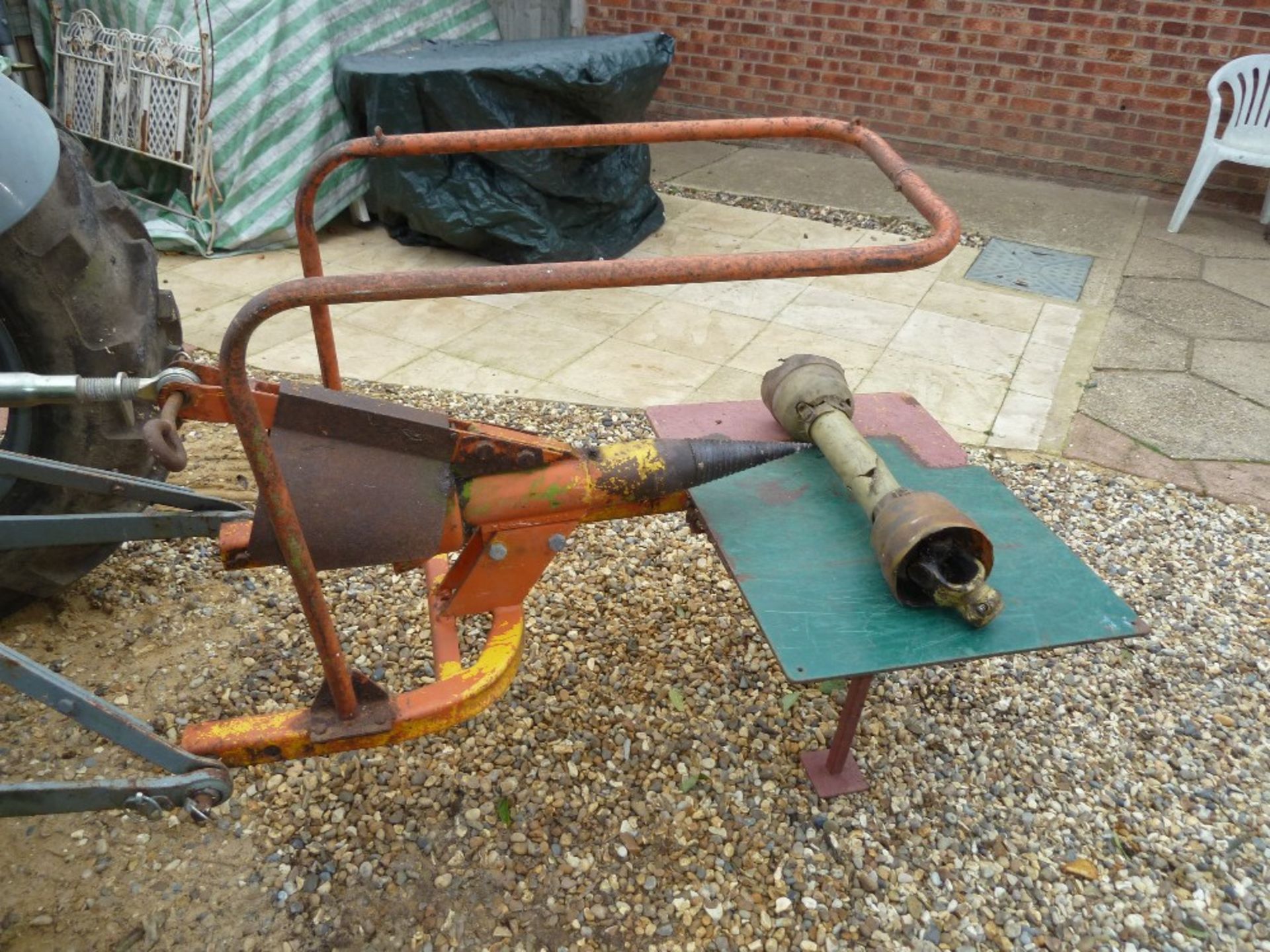 3pt linkage screw type log splitter with pto shaft. Stored near Burston. No VAT on this item.