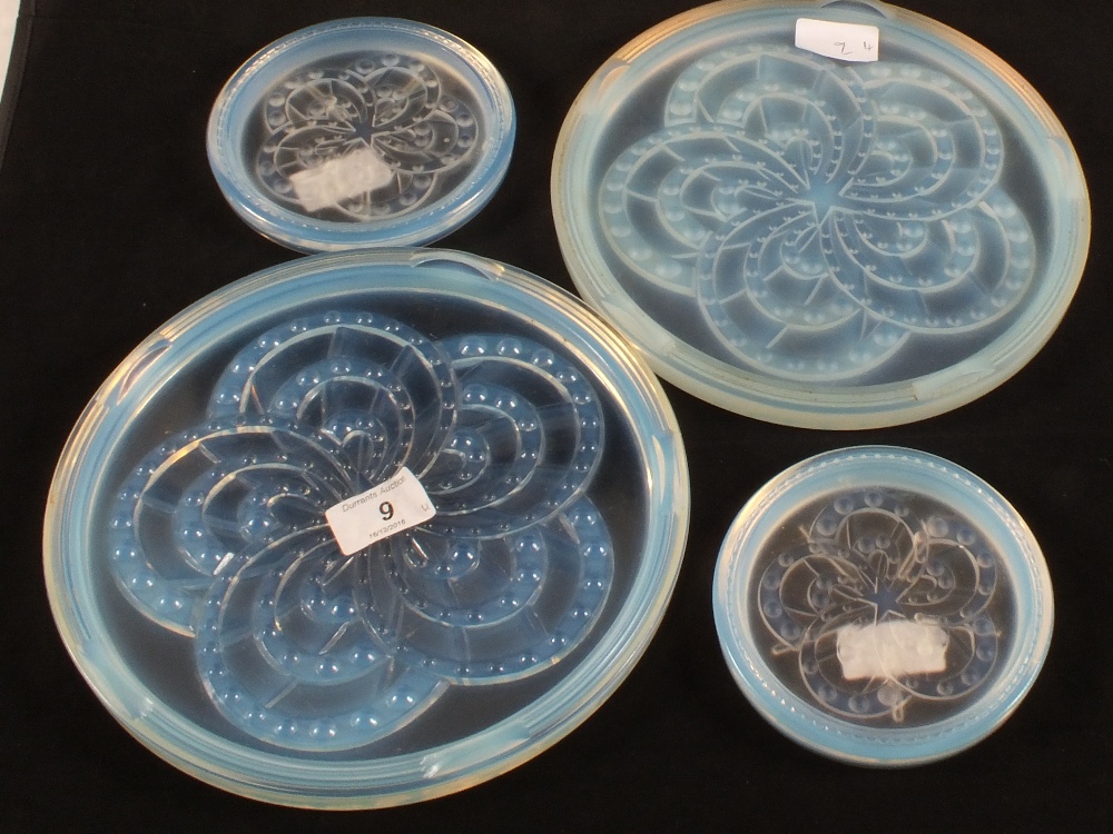 Two circular French opalescent glass dishes plus two smaller with central star decoration,