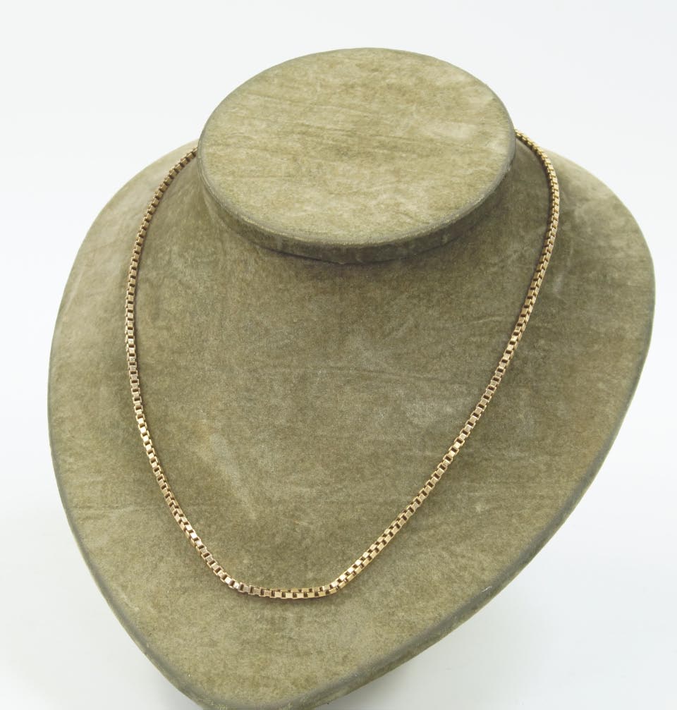 A 9ct gold box link neck chain, 16.1g.