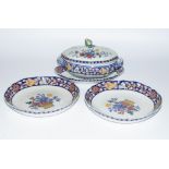 A Wedgwood Poterat part service, to include graduated dishes, shaped circular serving plates, 21cm