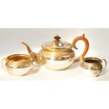 A George V silver three piece tea set, Birmingham 1932, 19.57oz.