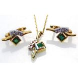 An emerald and diamond jewellery set, comprising of a pendant attached to a slender link necklace,