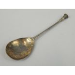 A 17thC style silver seal top spoon, signs of previous gilding, marks, indistinct.