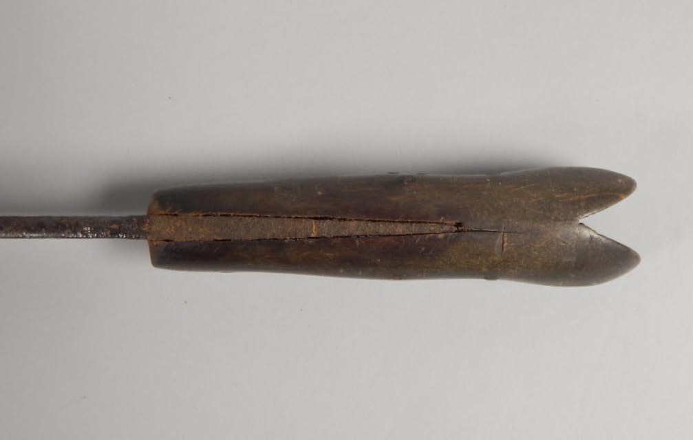 A late 19thC/early 20thC African sword, with an iron blade, the handle possibly shaped from rhino - Image 3 of 3