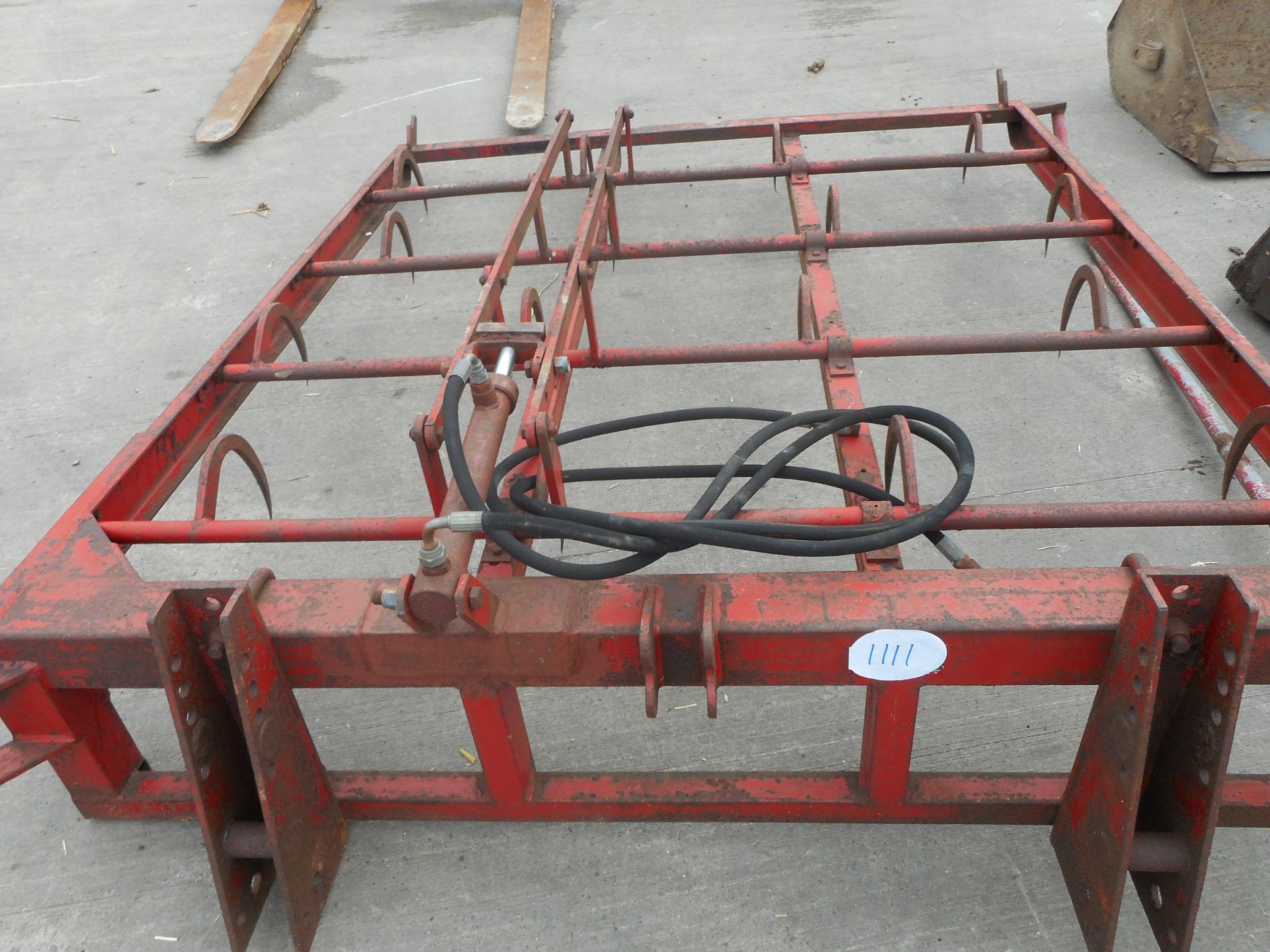 BROWNS FLAT 8 BALE GRAB C/W MANITOU BRAC