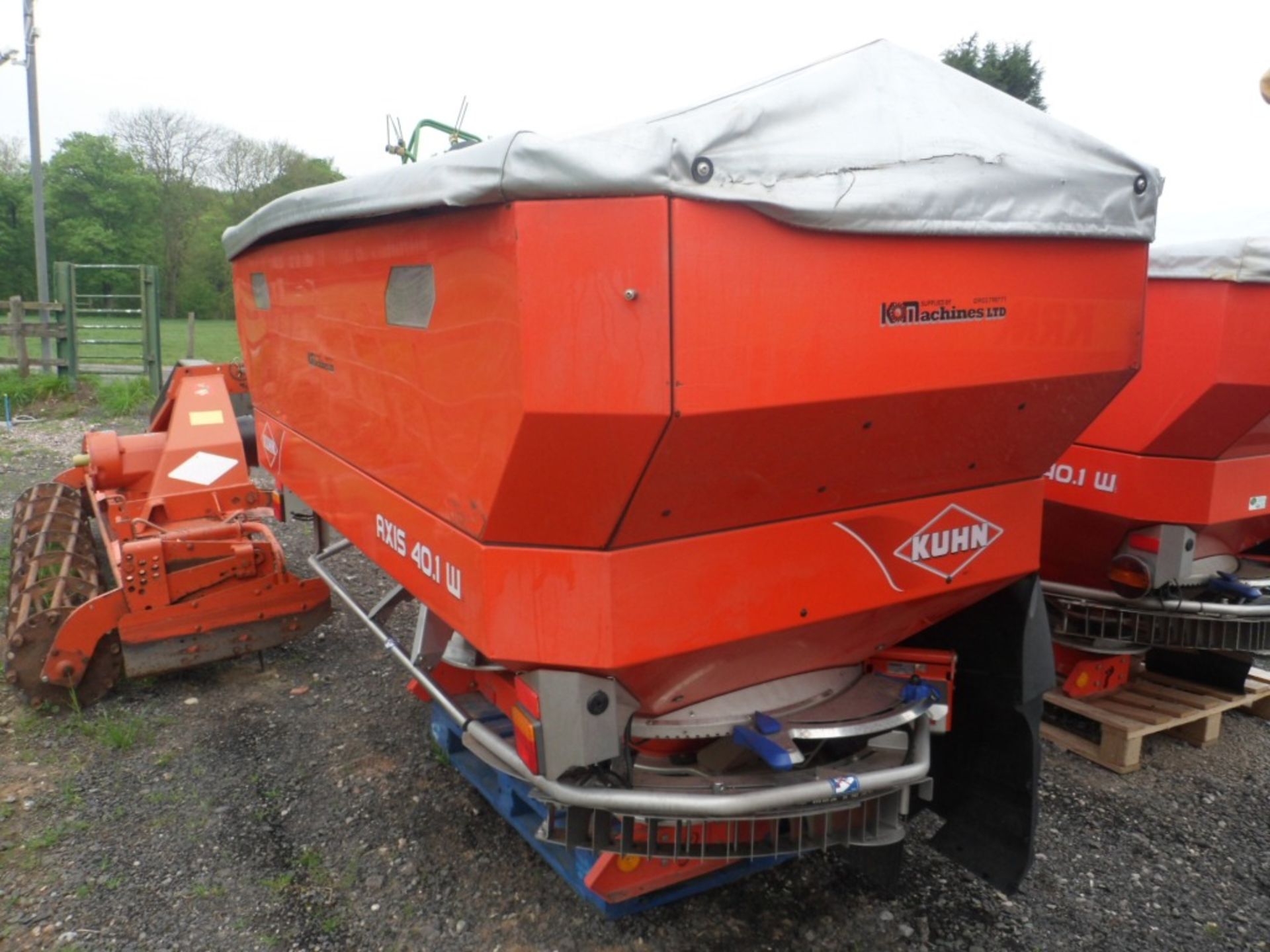 KUHN AXIS 40.1 W VARIABLE RATE FERTILISER SPREADER (2011), 3000 LITRE C/W HOPPER