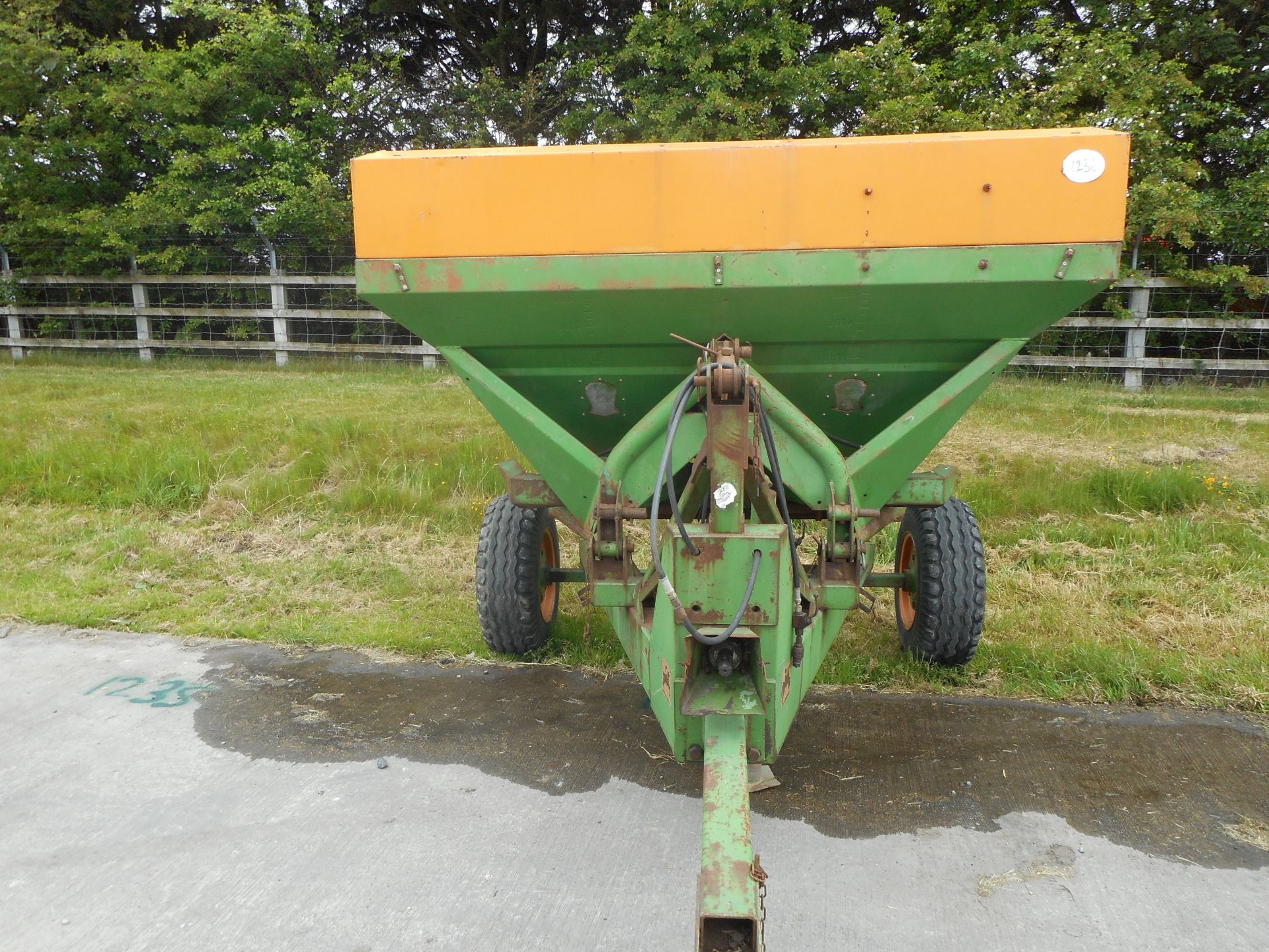 AMAZONE ZA- U TRAILER FERTILISER SPINNER (2001)