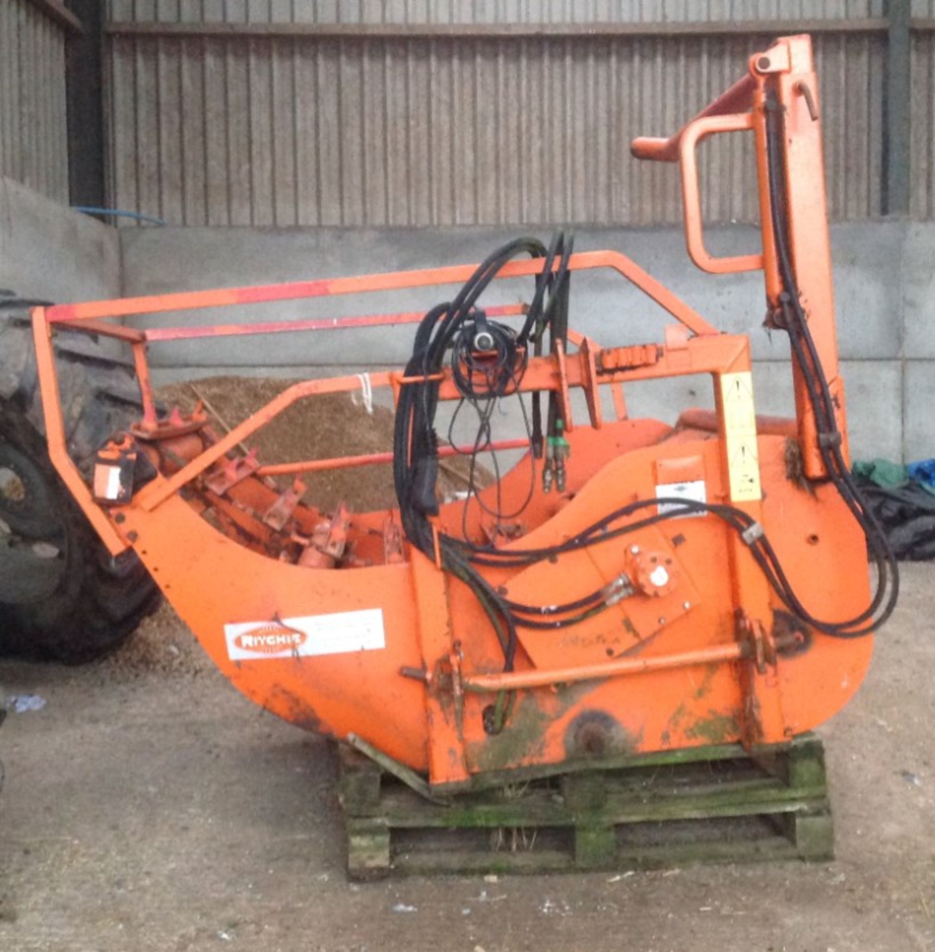 RITCHIE ROUND BALE UNROLLER WITH SELF LOADING ARM