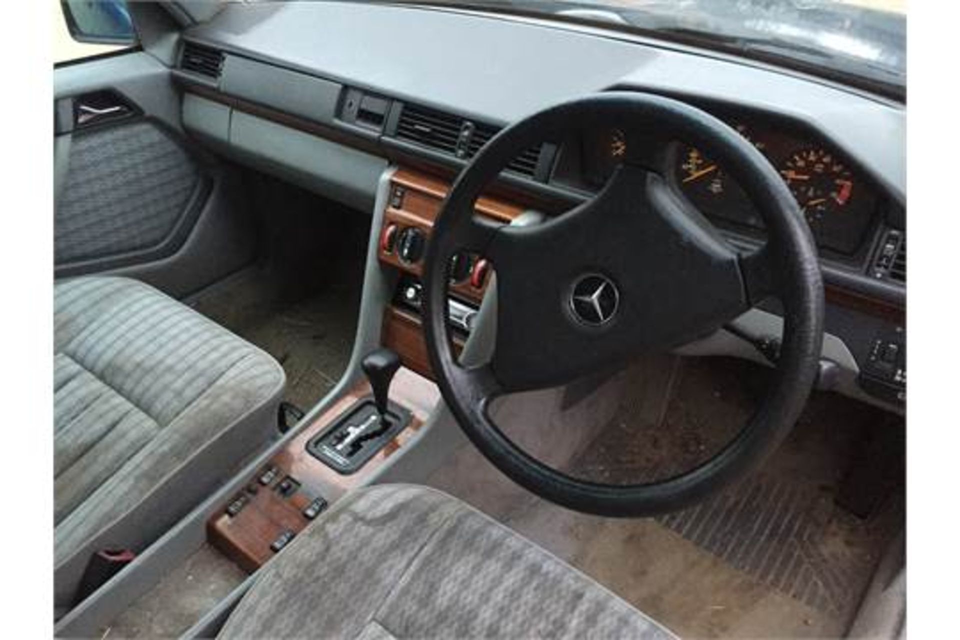 Grade U Mercedes 230E Auto 1992 4-Door Saloon 2299cc Petrol - Locking & Electrical Issues & - Image 2 of 4