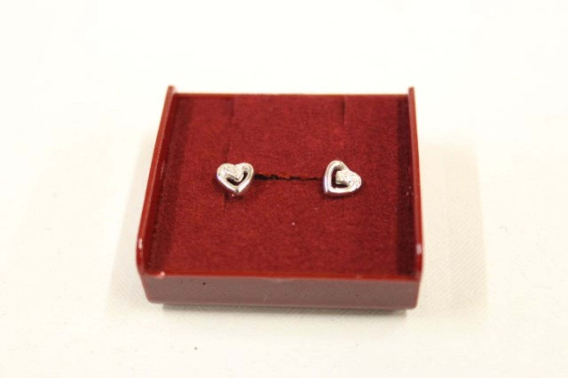 V Brand New Pair WM (925) Diamond Heart Earrings