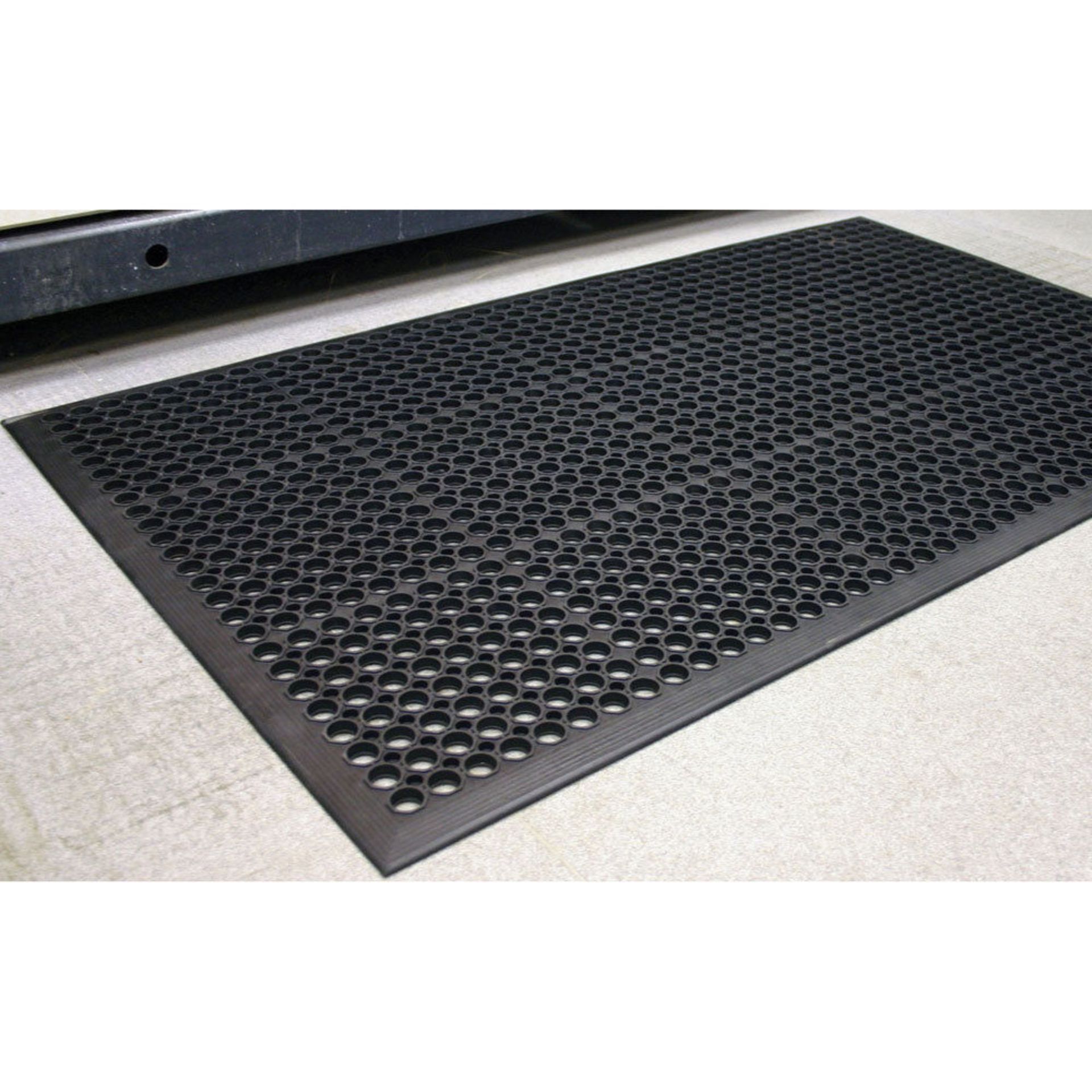 V Brand New 5 Pack Anti-Fatigue Mat Dimensions: 0.9 X 1.5 M - Thickness: 10 mm NOTE: Item is held in