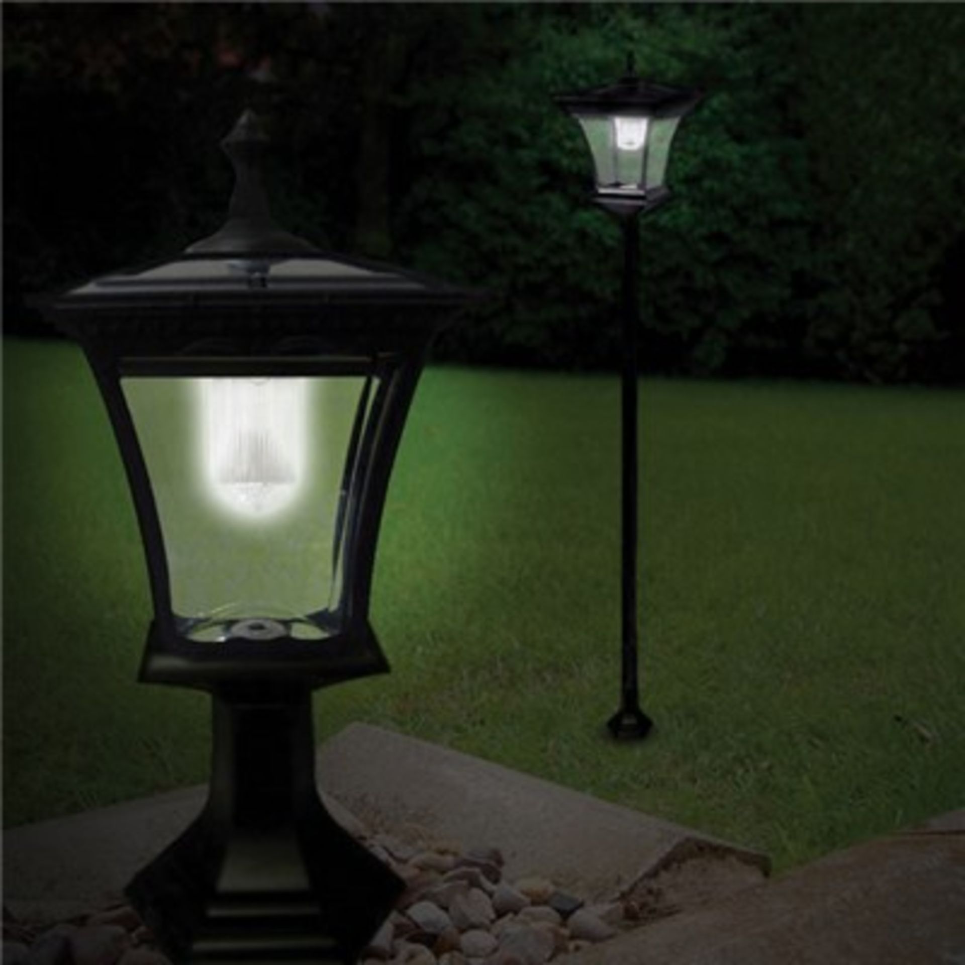 V Brand New Solar Powered Lamp Post and Wall Light Kit Makes Two Lamp Posts/Wall Lights SRP £39.99 X