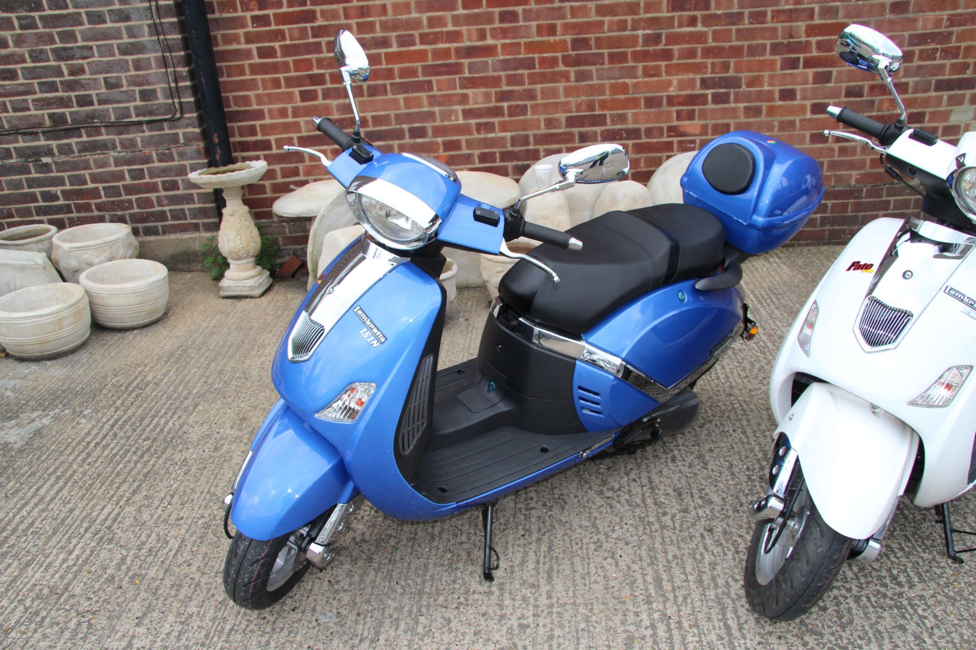 V Brand New Lambretta Pato 125cc Scooter-Silver -/Mileage 00000 Boxed ISP 1250 (Motorcycle Movers)