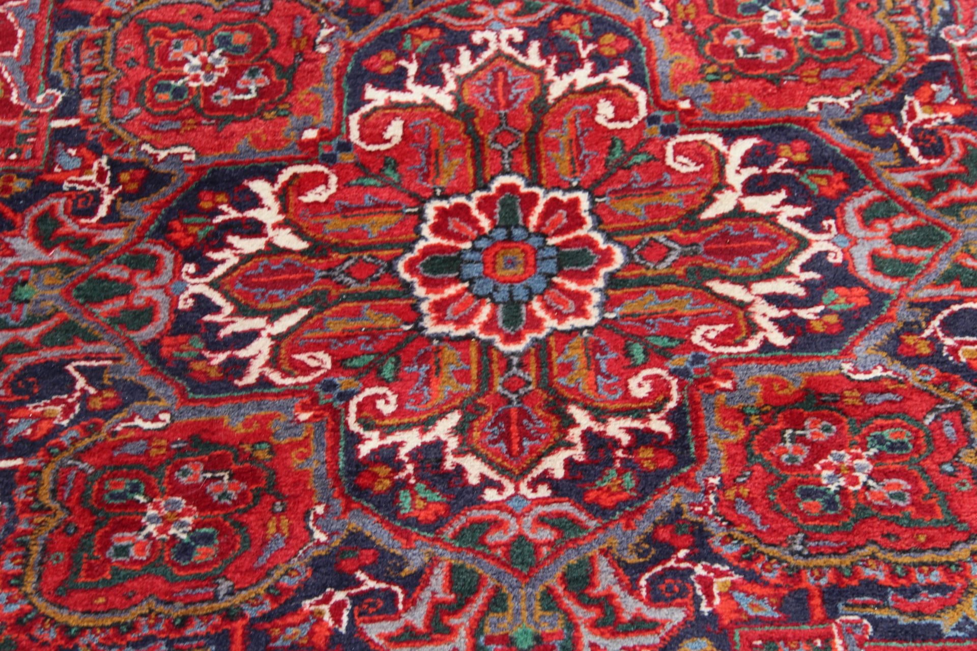 Red Blue Green & Yellow Rug (92 X 130 Inches) 7FT X 10.5FT - Image 2 of 3