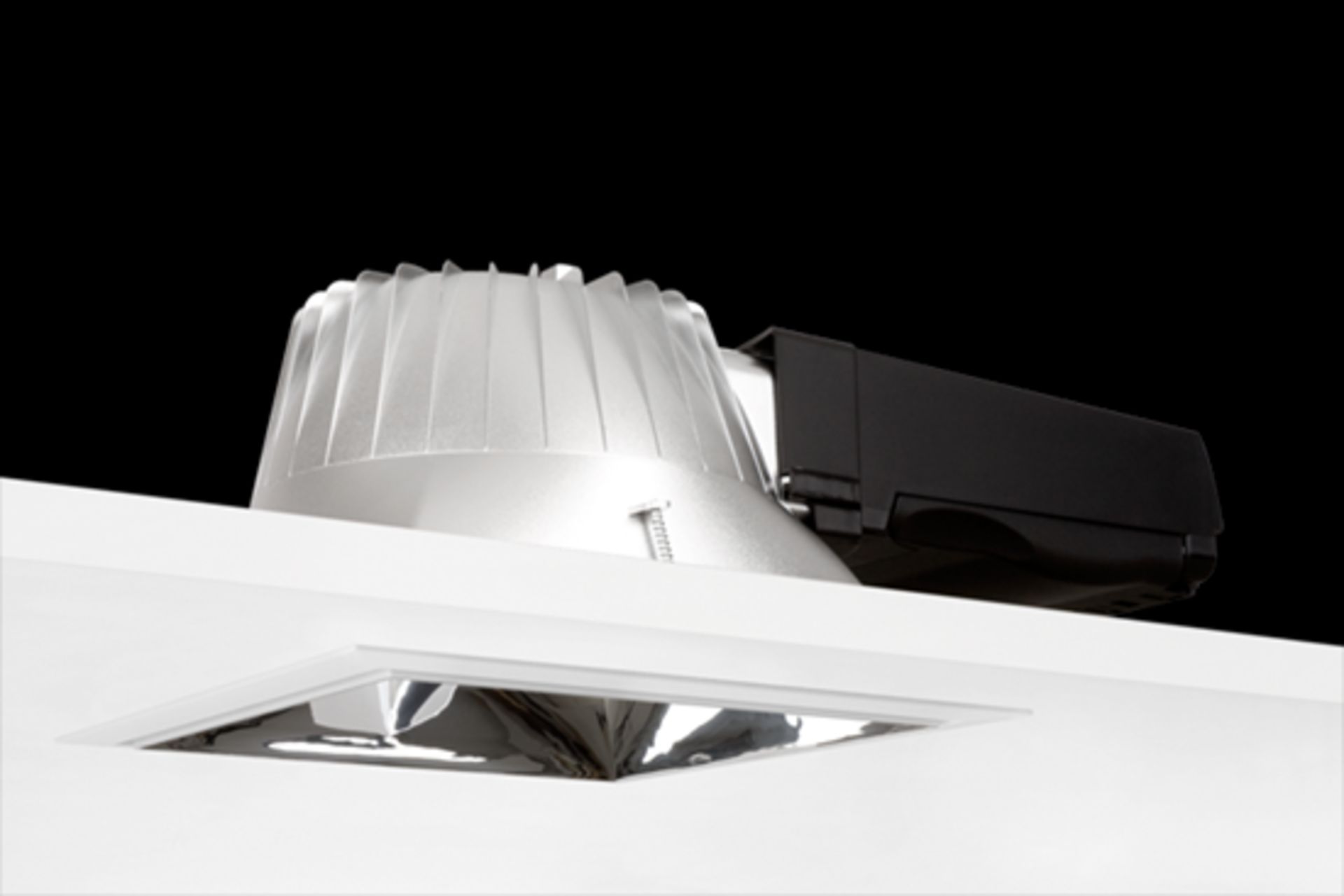 V Brand New Glamox D20 MRQ210 is a recessed square shaped downlight for compact lamps In A Box Brand - Image 2 of 2