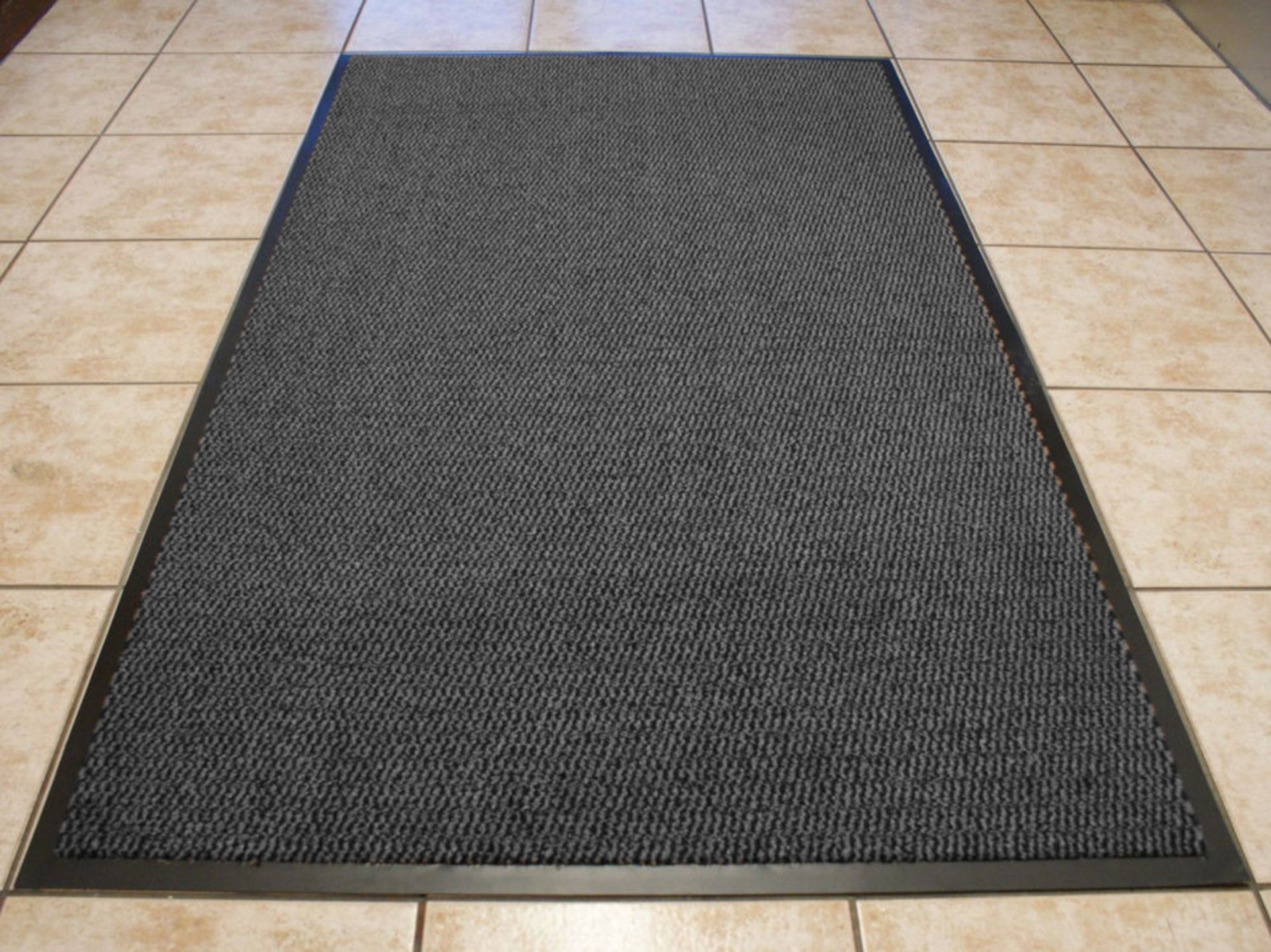V Brand New Luxury Entrance Matts/ 120cm-180cm NOTE: Item Is Available Approx 5 Days From End Of