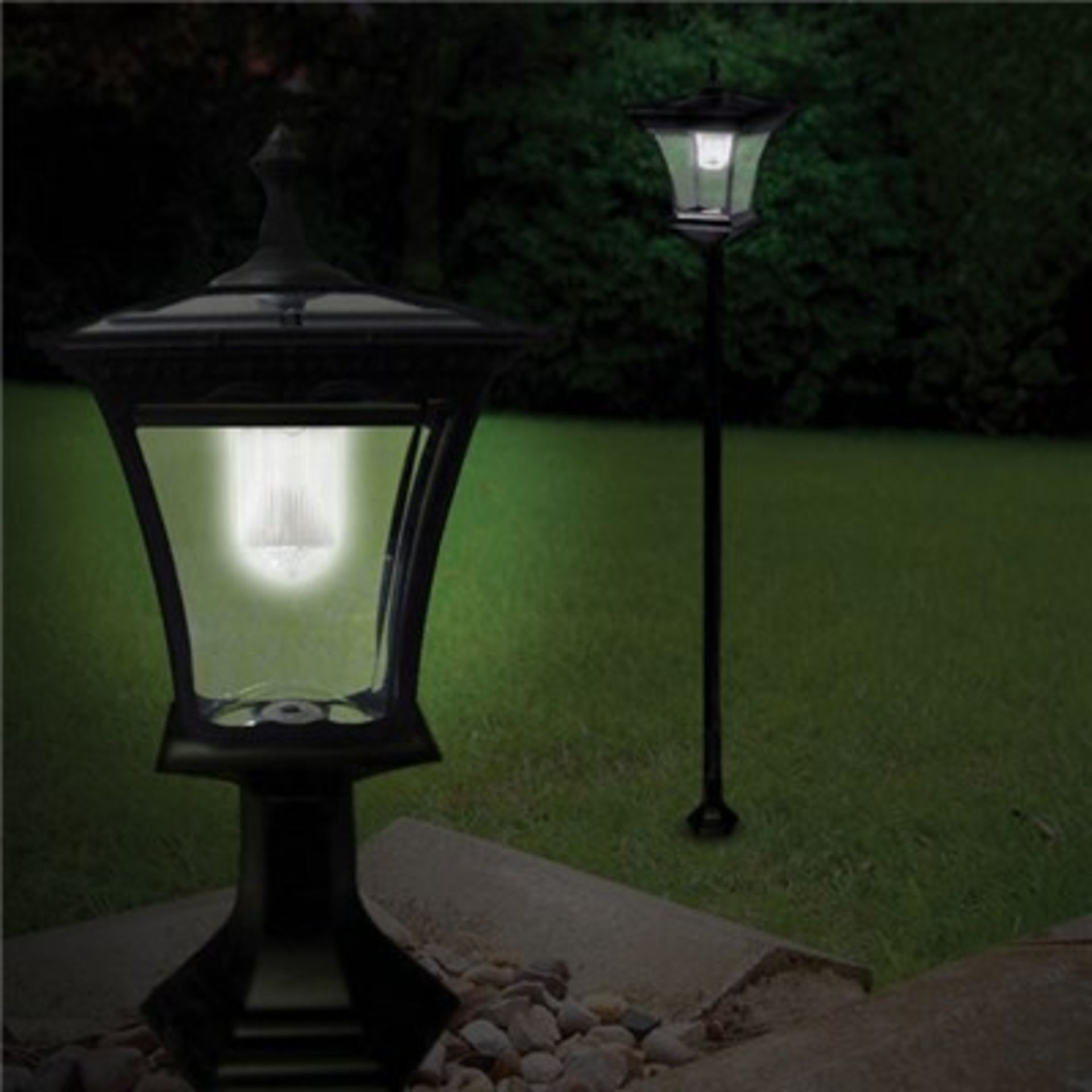 V Brand New Solar Powered Lamp Post and Wall Light Kit Makes Two Lamp Posts/Wall Lights SRP £39.99