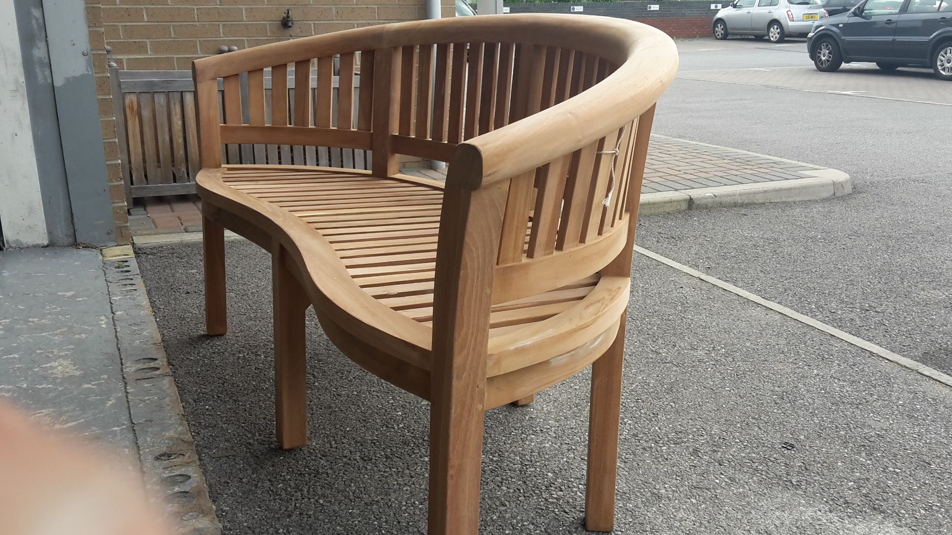 V Brand New Banana Bench - Made From Grade A Plantation Teak.Width:167 Cm Depth:64 Cm Height:104 Cm/ - Image 2 of 4