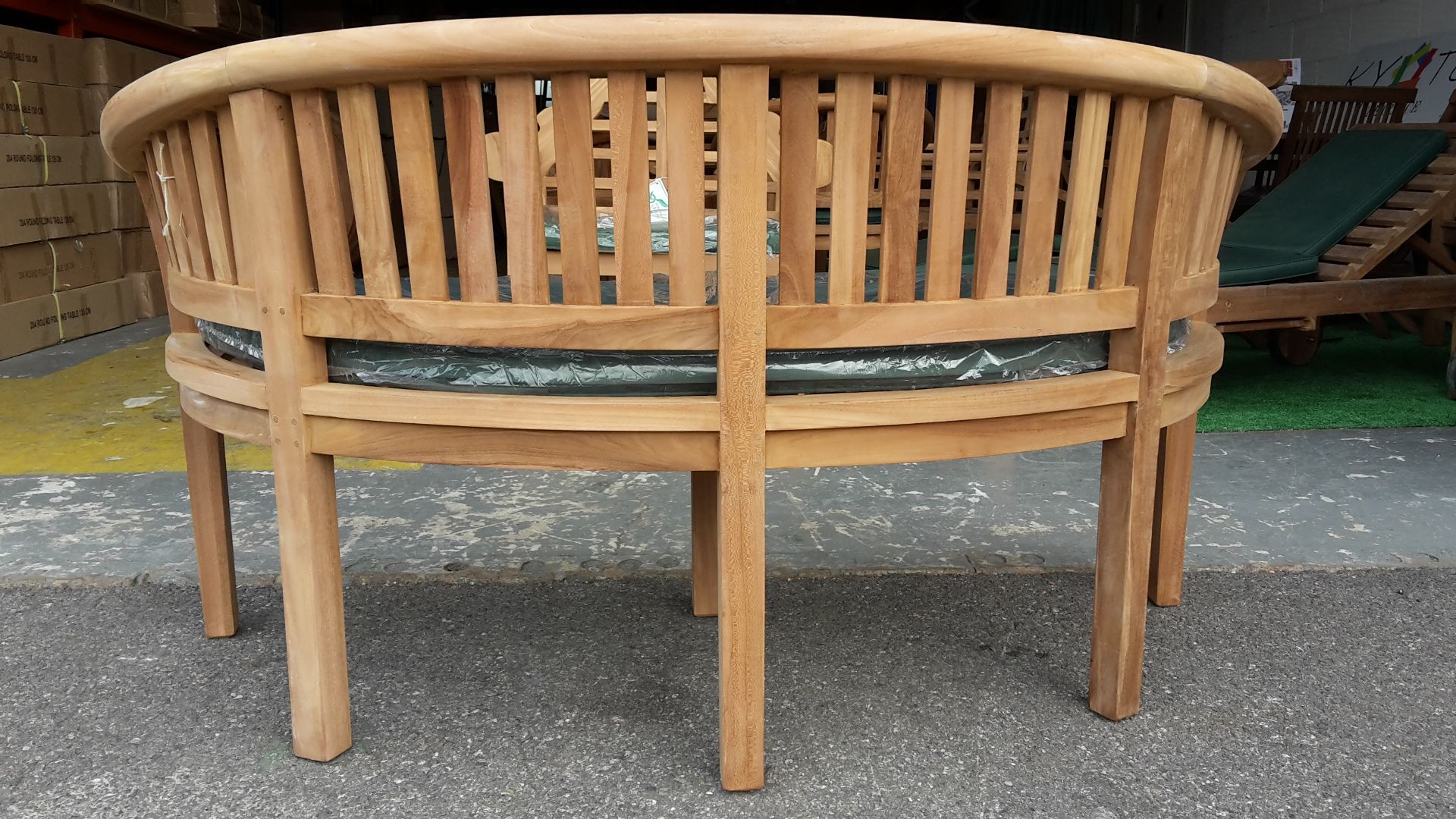 V Brand New Banana Bench - Made From Grade A Plantation Teak.Width:167 Cm Depth:64 Cm Height:104 Cm/ - Image 3 of 4