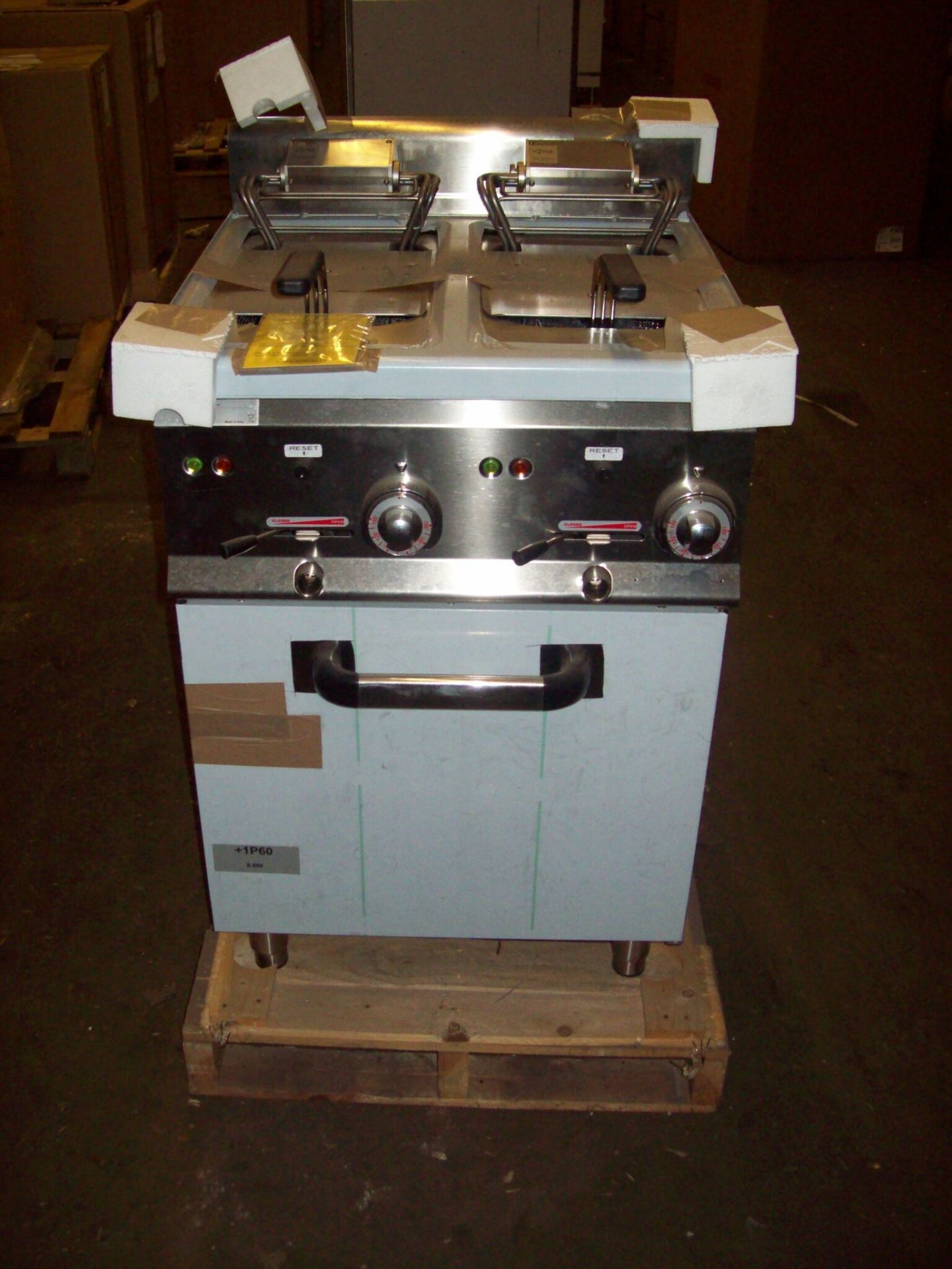 V Brand New Bertos BER-E6F10-6M electric twin pan fryer 20 litre electric 3 phase V 400-415 3N Kg 17