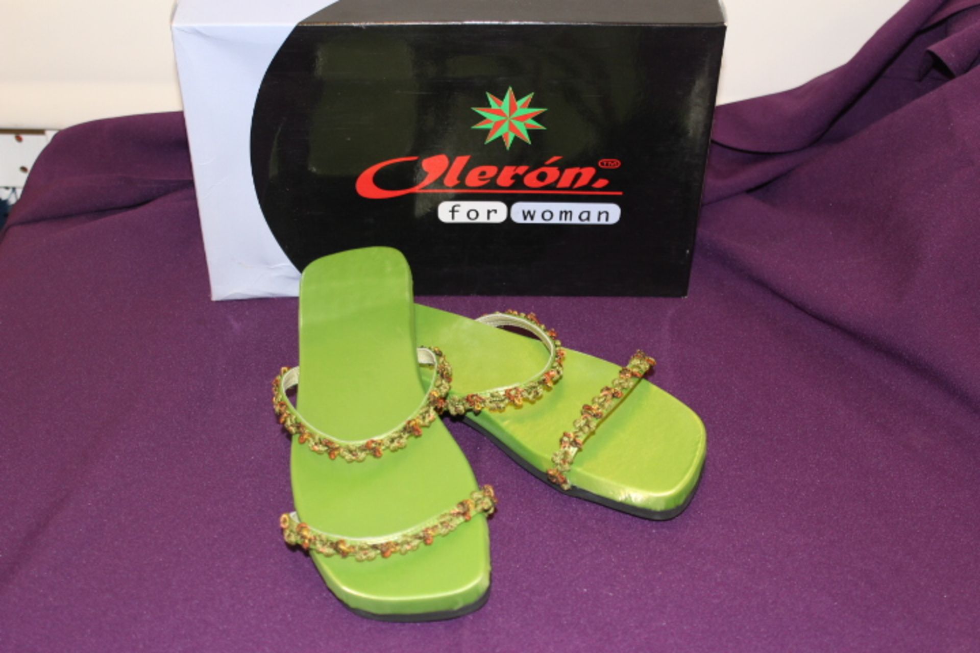 V Brand New Pair Ladies Cascade Pistachio Sandals