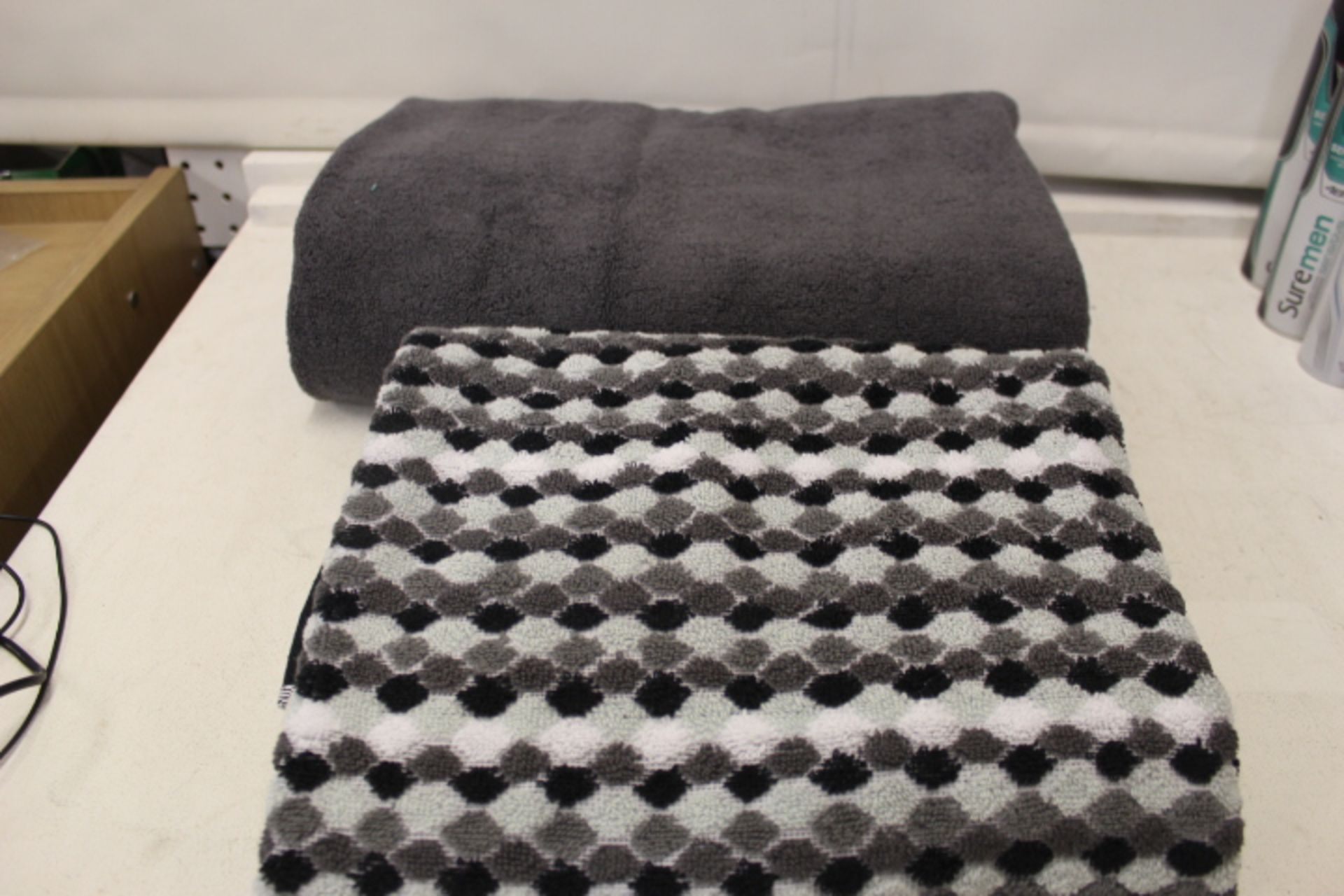 70 x 120cm Monochrome Towel & Grey Bath Sheet