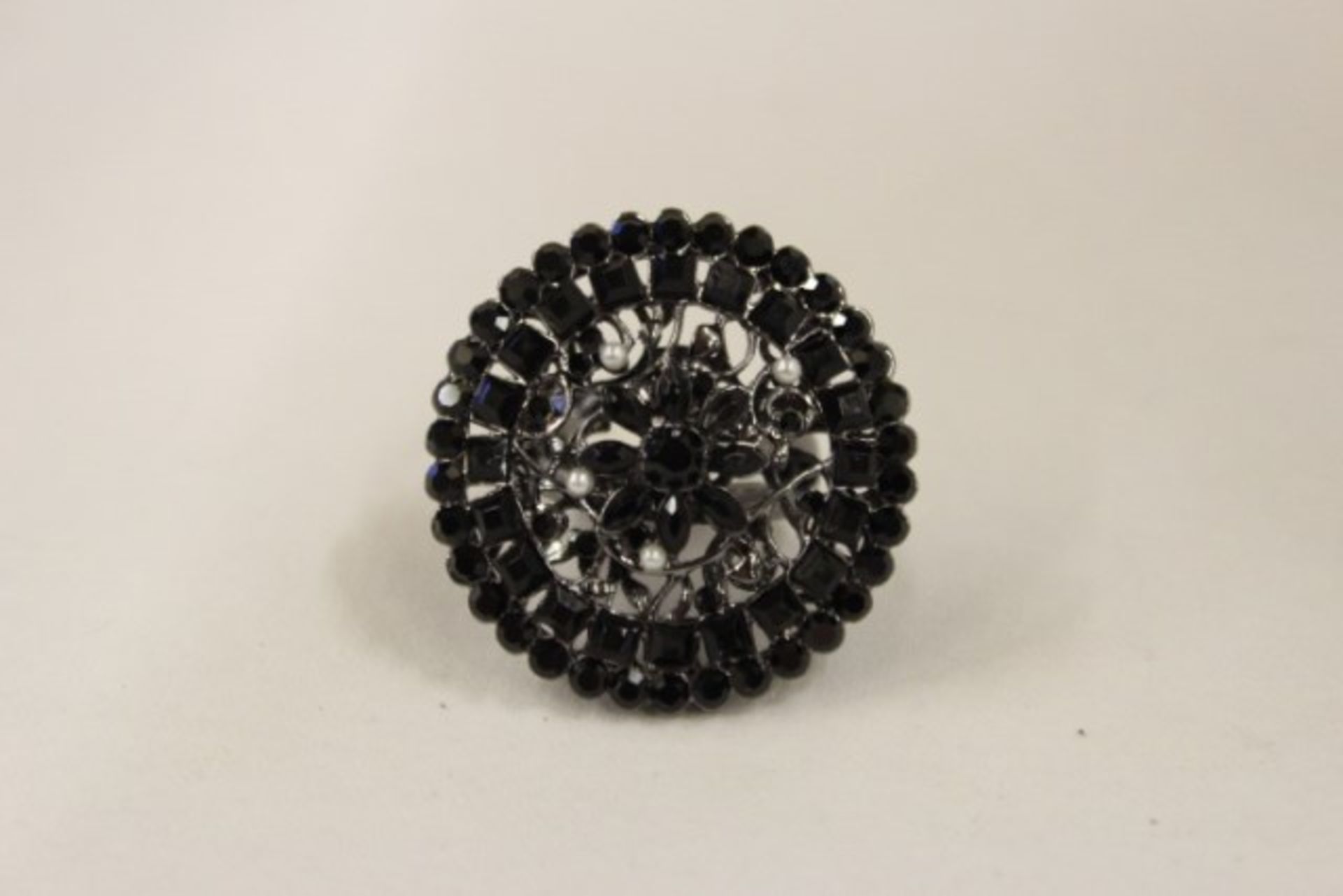 V Round Black Bead Ring e