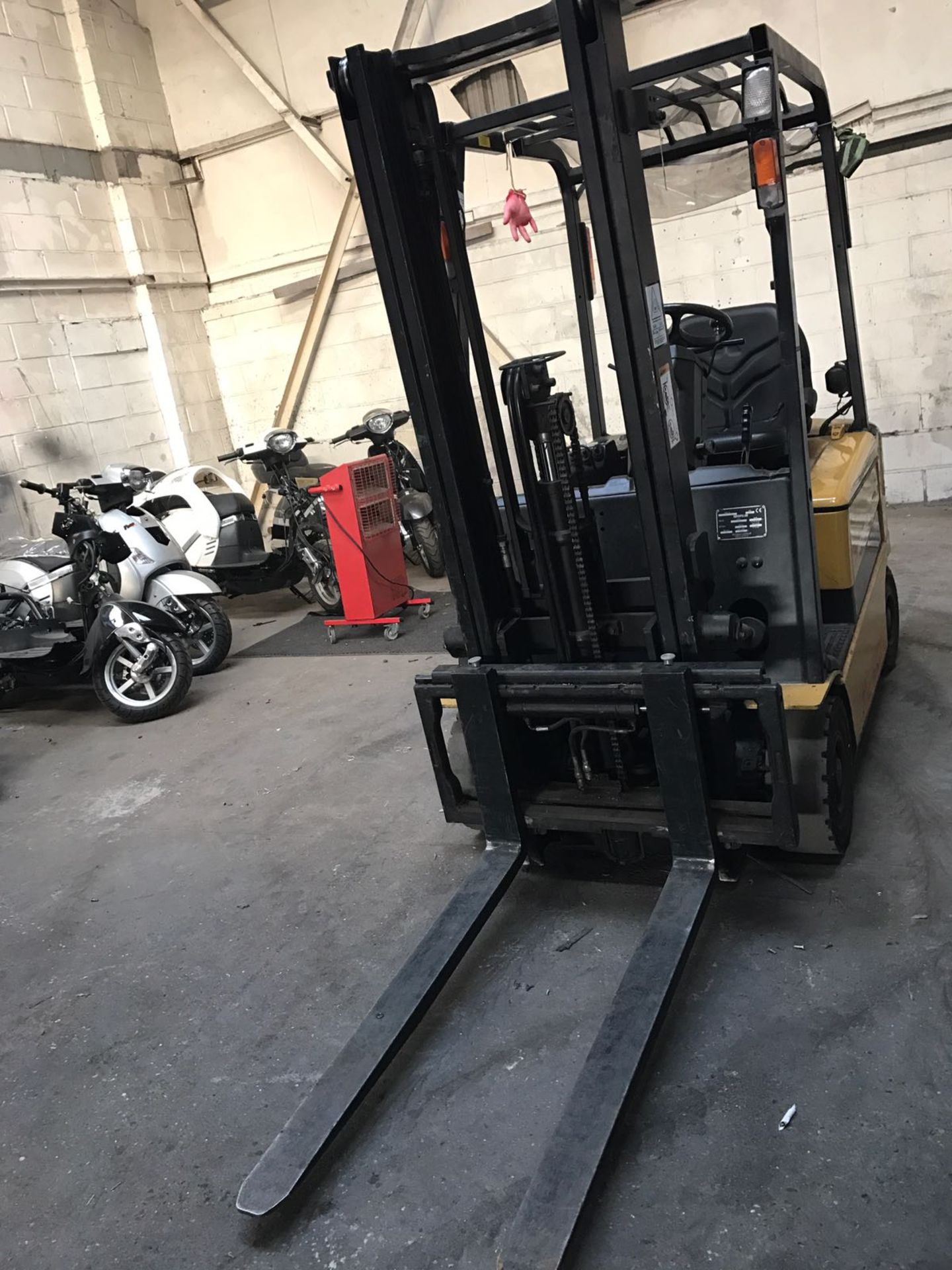 V CATERPILLAR COUNTERBALANCE FORK LIFT TRUCK EP18KT LIFT HEIGHT - 4750mm FORK LENGTH - 1100mm MAST