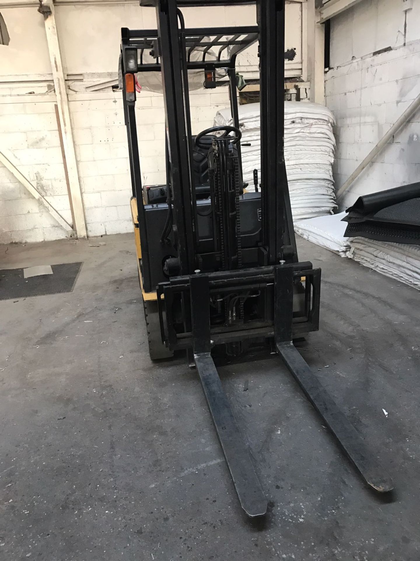 V CATERPILLAR COUNTERBALANCE FORK LIFT TRUCK EP18KT LIFT HEIGHT - 4750mm FORK LENGTH - 1100mm MAST - Image 5 of 5