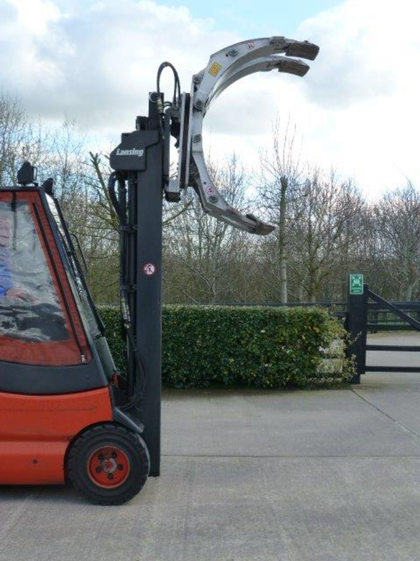 Yr 2000 Lansing Linde Electric forklift c/w paper bale rotating attachment - Image 6 of 19