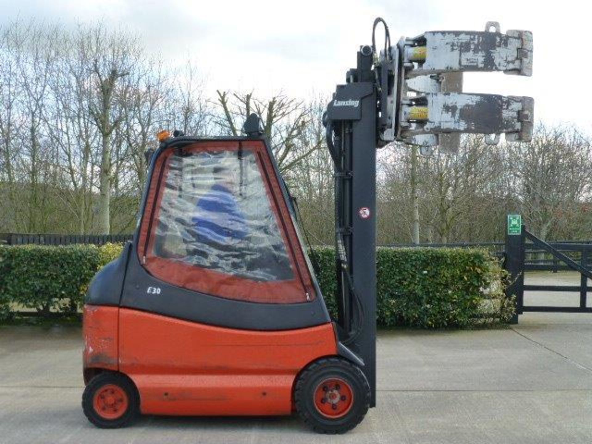 Yr 2000 Lansing Linde Electric forklift c/w paper bale rotating attachment - Image 5 of 19