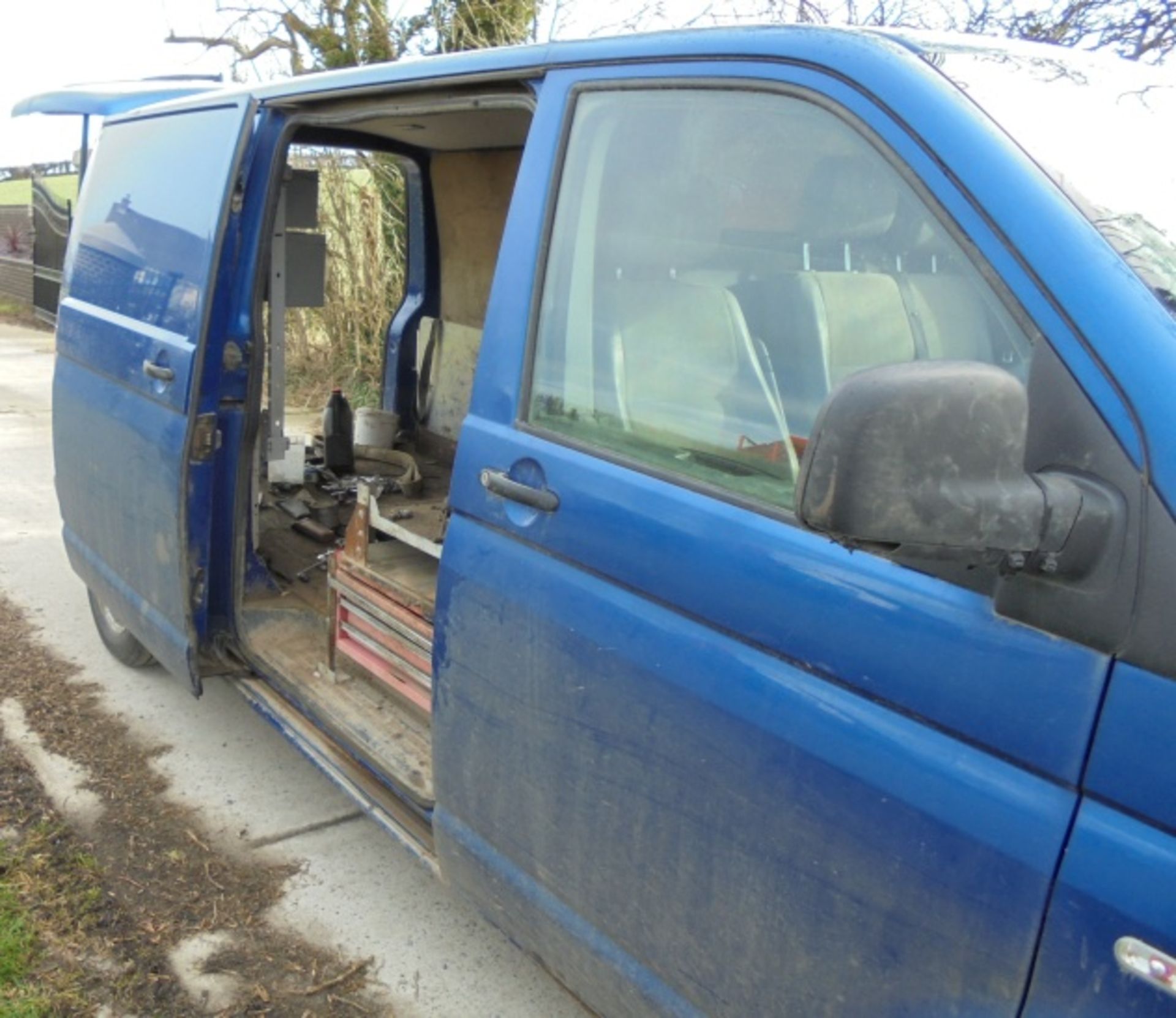 2008 Volkswagon Transporter, Automatic Gearbox, Side Loading Door, 123000 Miles Reg: SEZ 4717 - Image 4 of 9