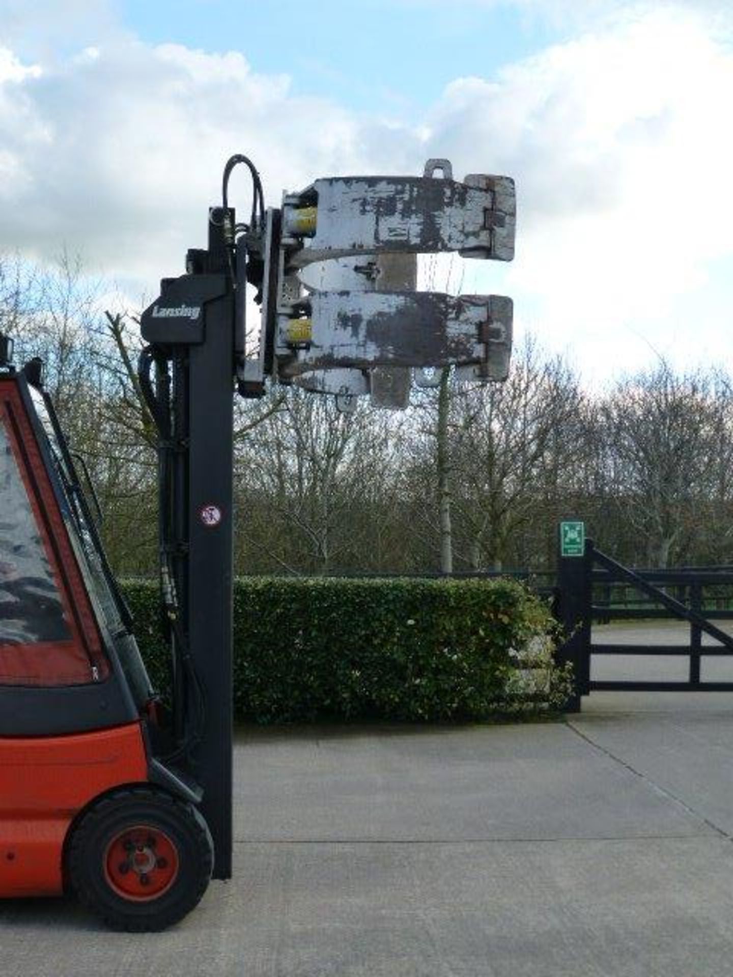 Yr 2000 Lansing Linde Electric forklift c/w paper bale rotating attachment - Image 7 of 19