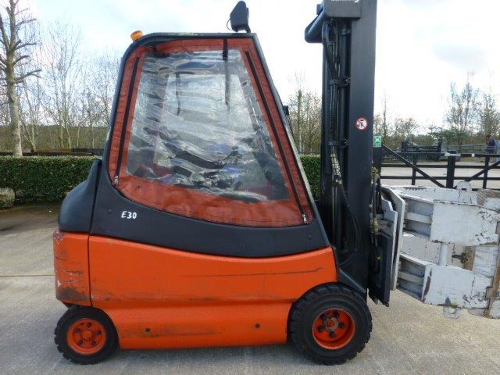 Yr 2000 Lansing Linde Electric forklift c/w paper bale rotating attachment - Image 2 of 19