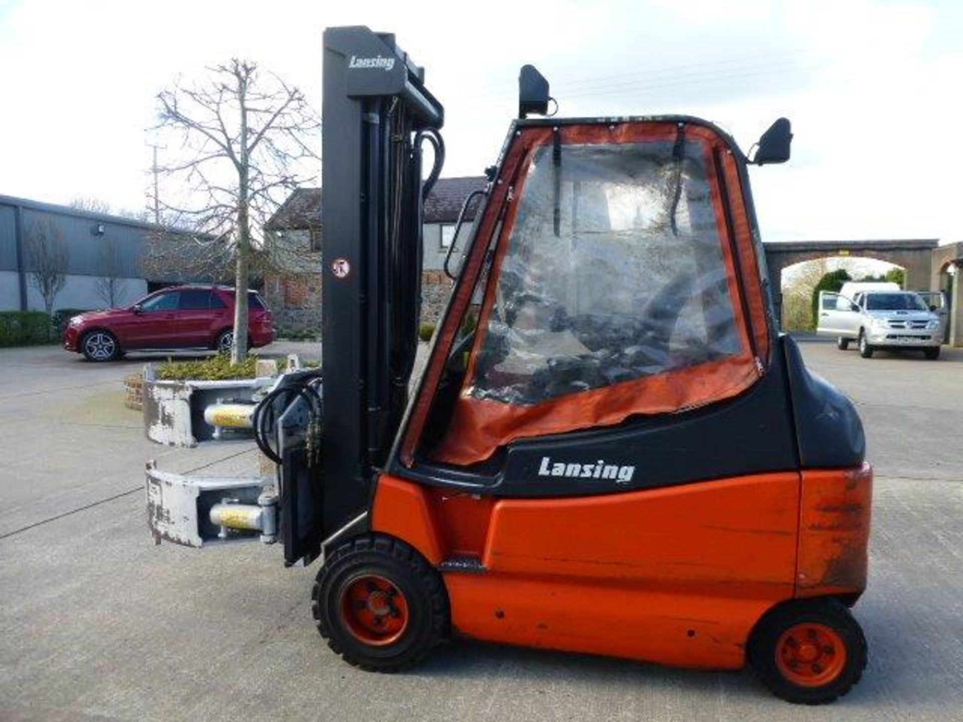 Yr 2000 Lansing Linde Electric forklift c/w paper bale rotating attachment